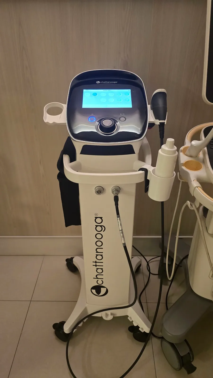 Aparelho de terapia por ondas de choque Chattanooga utilizado no consultório de Fortaleza