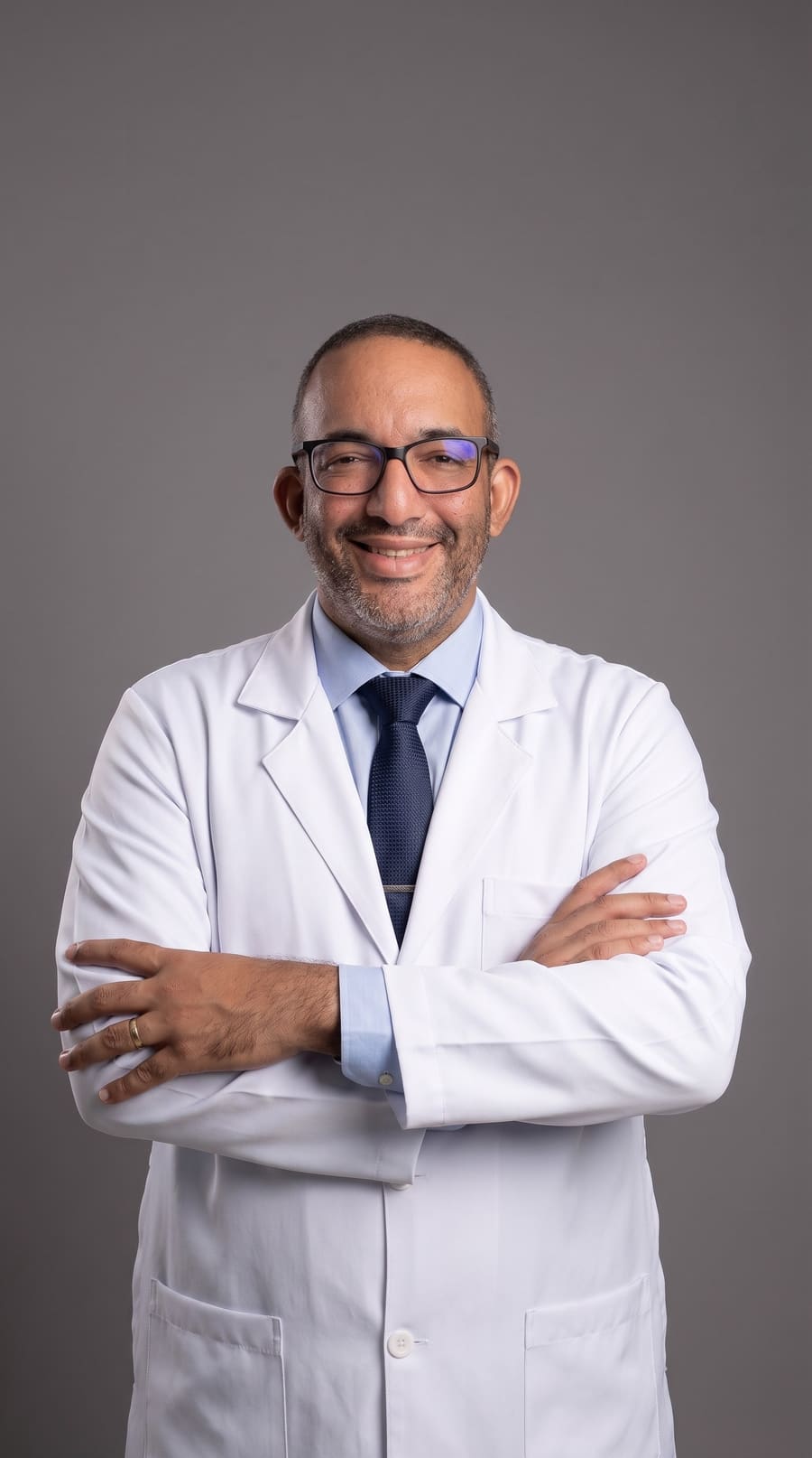 Dr. Caio Fábio, ortopedista, retrato de corpo com braços cruzados